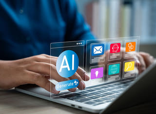 Principiante invirtiendo en criptomonedas descubriendo los fundamentos de la negociación automática impulsada por inteligencia artificial