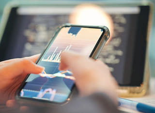 Usuario validando el procedimiento despejado de extracción y movimiento de capital