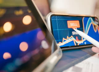 Comerciante estudiando alternativas de Bitcoin, Ethereum y divisas en múltiples mercados